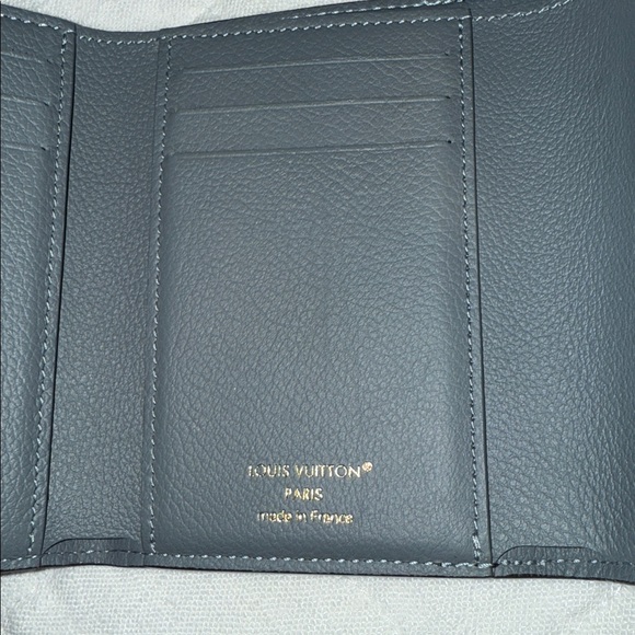 🎉 SOLD 🎉 Louis Vuitton Victorine on my Side Wallet - Picture 9 of 16